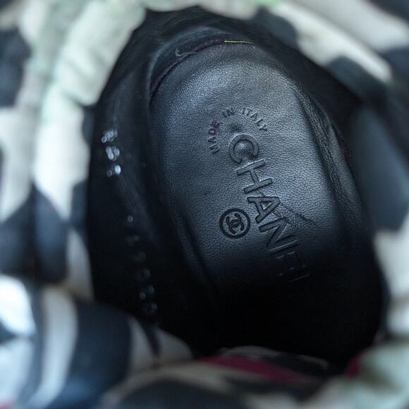 Chanel Interlocking CC Logo 2015 Gray Black Suede Lace Up Combat Boots Size 38.5 - Picture 3 of 7